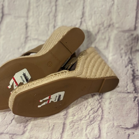 🔵”NWOT” Super Chic Tan Suede Wedge Sandals - Picture 11 of 12